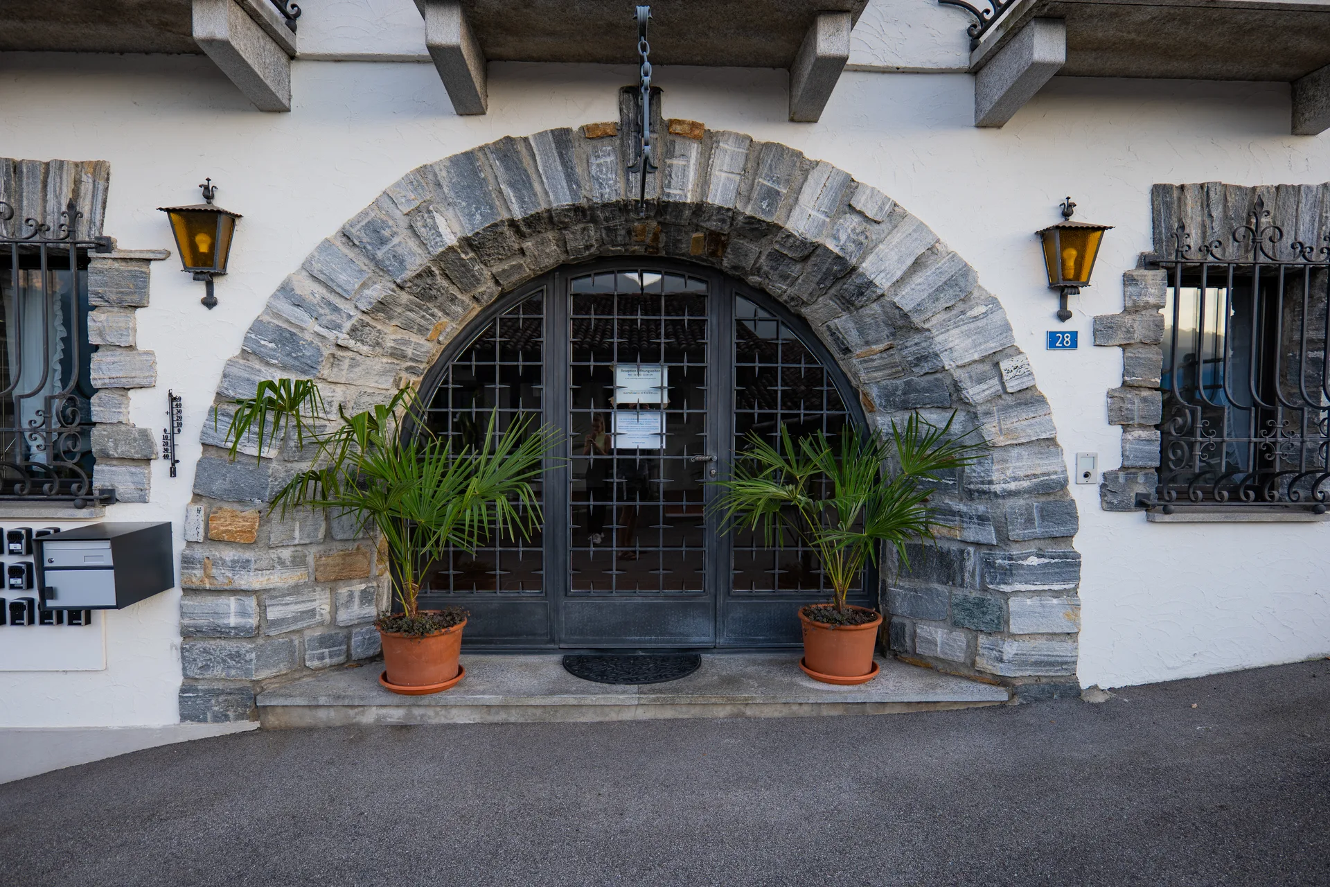 Eingang Residenza Viramonte mit historischem Rundbogen aus Naturstein