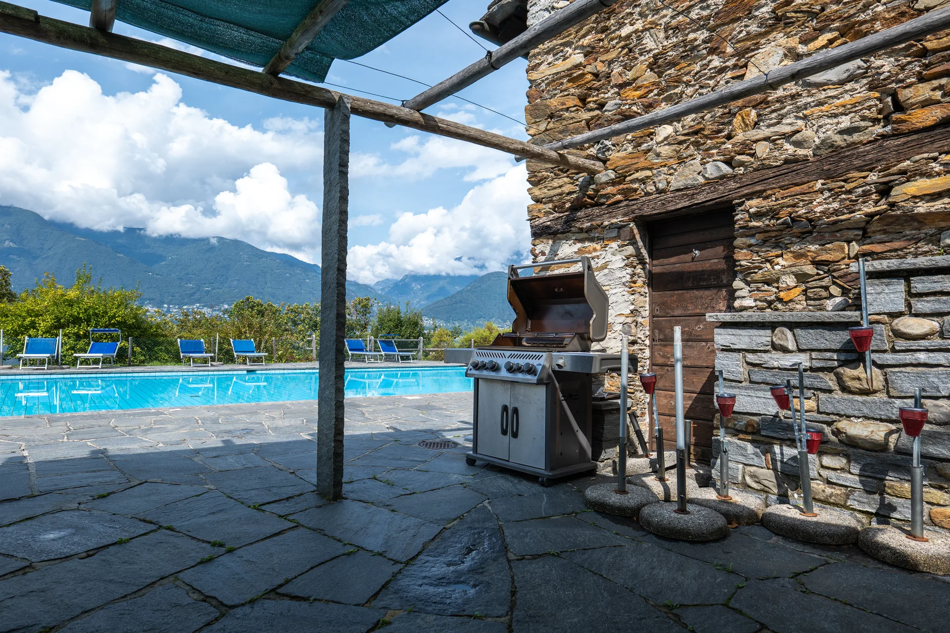 Grillstation unter Pergola am Swimmingpool der Residenza Viramonte Lago Maggiore